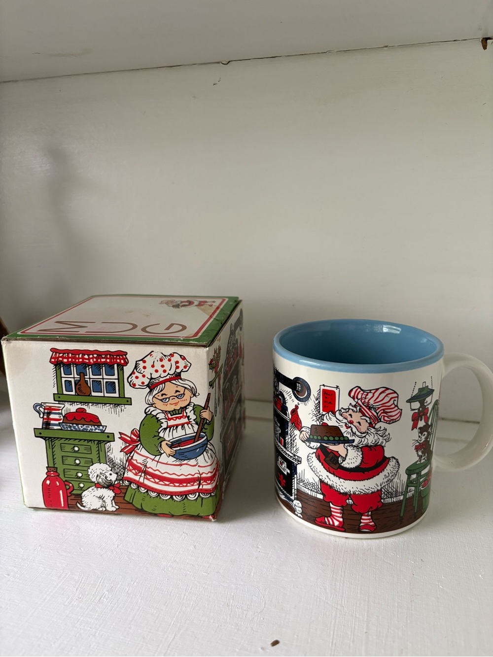 Vintage Potpourri Press Mug Santa & Mrs Claus Christmas themed kitty cat kitschy